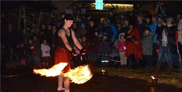 Die Feuershow begeisterte jung und alt. Fotos: AB