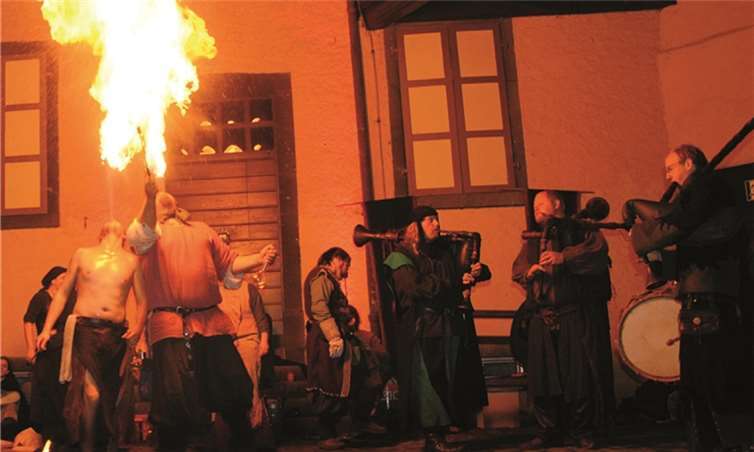 Die Feuershow im Burginnenhof ist ein absolutes Highlight des Festivals der Magie. Stadt Mayen