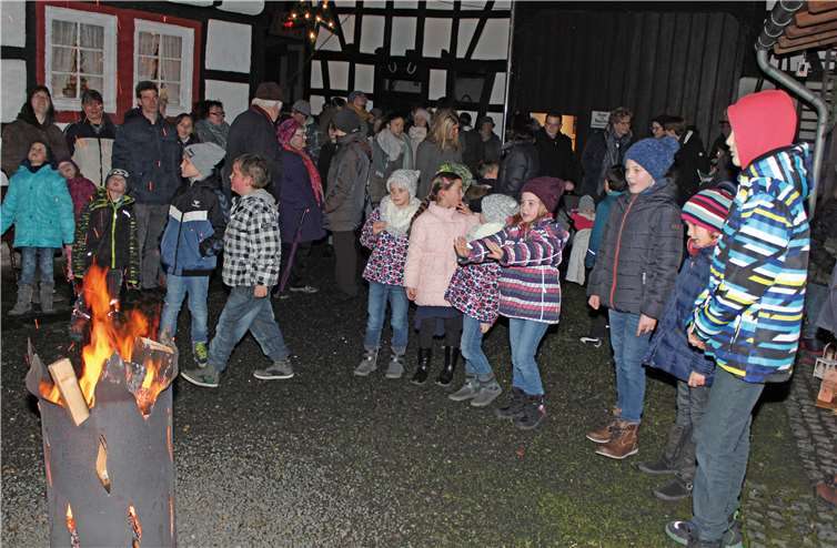Die Feuerstellen sorgten nicht nur für eine vorweihnachtliche Atmosphäre, auch zum Aufwärmen der fröstelnden Gäste waren sie bestens geeignet.