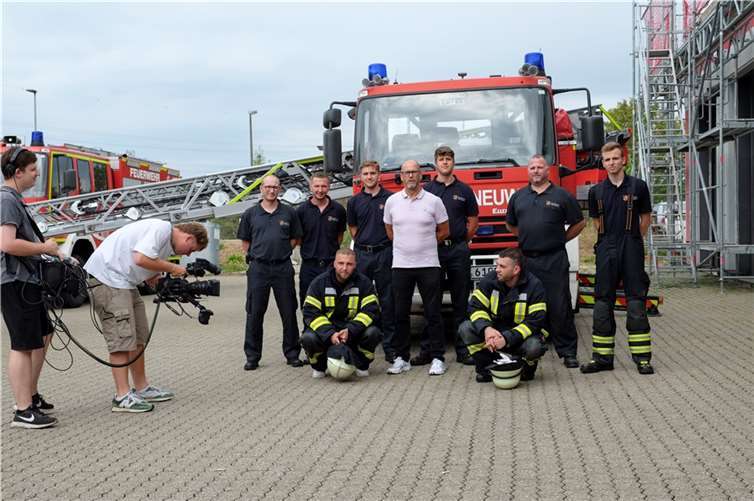 Die Feuerwache in der Hafenstraße wurde zum Drehort und die städtischen Bediensteten um Fred Gross, stellvertretender Leiter des Amts für Feuer-, Hochwasser- und Katastrophenschutz (mittig), zu Schauspielern und Komparsen in der Reality-Show mit Filip Pavlovic und Serkan Yavuz (vorne).  Foto: Stadt Neuwied/Maxie Meier