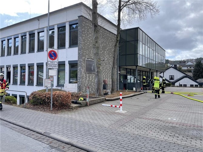 Die Feuerwehr Adenau war vor Ort und brachte den Brand unter Kontrolle.