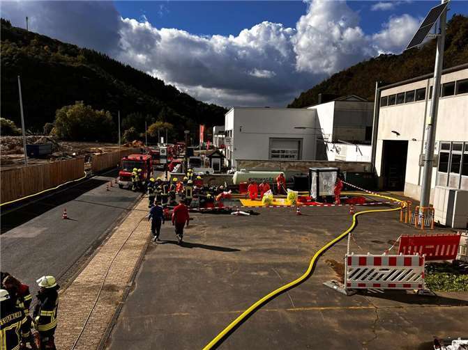 Die Feuerwehr Ahrbrück traf als erste am Übungsobjekt in der Kesselinger Straße ein.  Foto: privat