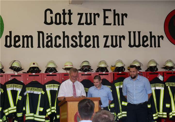 Die Feuerwehr-Anwärter Nils Bornheim und Daniel Heck wurden von Bürgermeister Karsten Fehr verpflichtet, nachdem sie ihre Verpflichtung zusammen vorgetragen haben.
