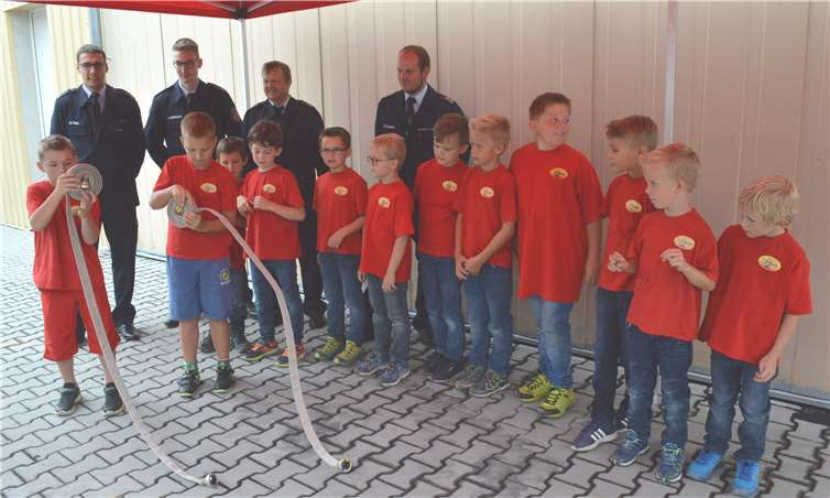 Die Feuerwehr-Bambinis von Nentershausen waren hochmotiviert und lösten die Aufgaben mit Bravour. Es galt unter anderem einen Feuerwehrschlauch richtig auszuwerfen und später wieder aufzurollen