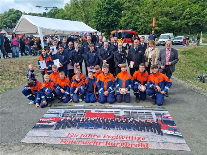 Die Feuerwehr Burgbrohl, jetzt und in Zukunft stark aufgestellt. Fotos: POE