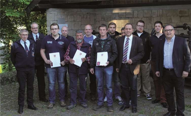 Die Feuerwehr Engeln hat einen neuen Wehrführer gewählt. Ronny Kunze (Siebter von links) löst Hubertus Adams (Fünfter von links) nach 26 Jahren als Wehrführer ab. Sascha Rausch (Dritter von links) übernimmt die Funktion als stellvertretender Wehrführer.privat