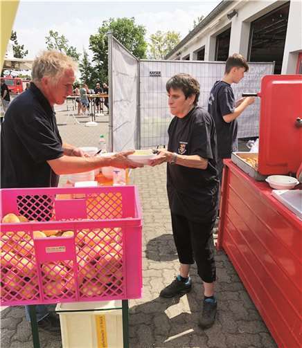 Die „Feuerwehr-Erbsensuppe“ erfreute sich großer Nachfrage.