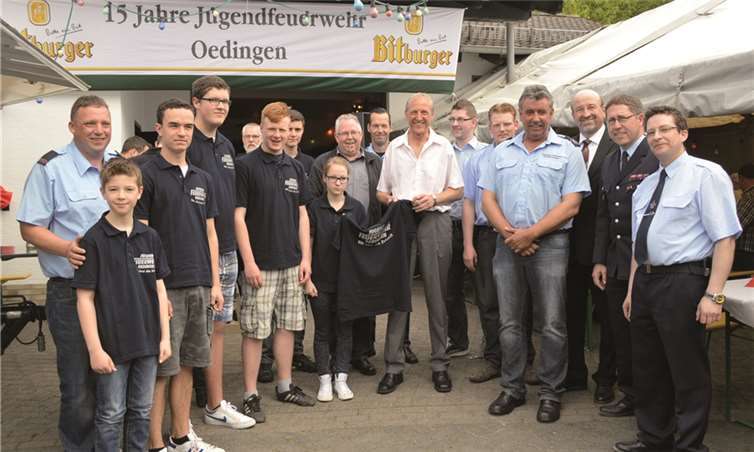 Die Feuerwehr-Jugend freute sich sichtlich über die neuen Poloshirts. AB