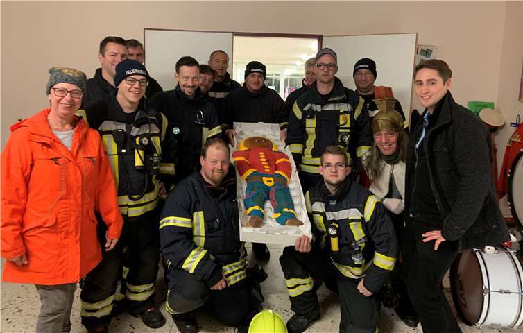 Die Feuerwehr-Kameraden freuten sich über den Weckmann.Foto: AB