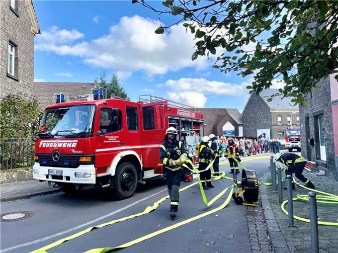 Szenario: Brand in Gaststätte ausgebrochen Die Feuerwehr Kottenheim führte kürzlich ihre Abschlussübung durch. Fotos: privat
