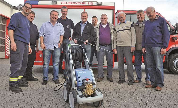 Die Feuerwehr Kripp freut sich über professionellen Hochdruckreiniger vom Förderverein. privat