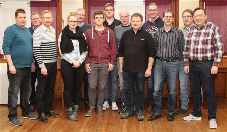 Die Feuerwehr Kripp mit Vorstand um Einheitsführer Ingo Wolf (links),beim Abschied von Michael Zimmermann (2.v.r.).AB