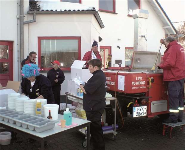 Die Feuerwehr Mendig kocht zum Mittag wieder eine warme Suppe.Privat