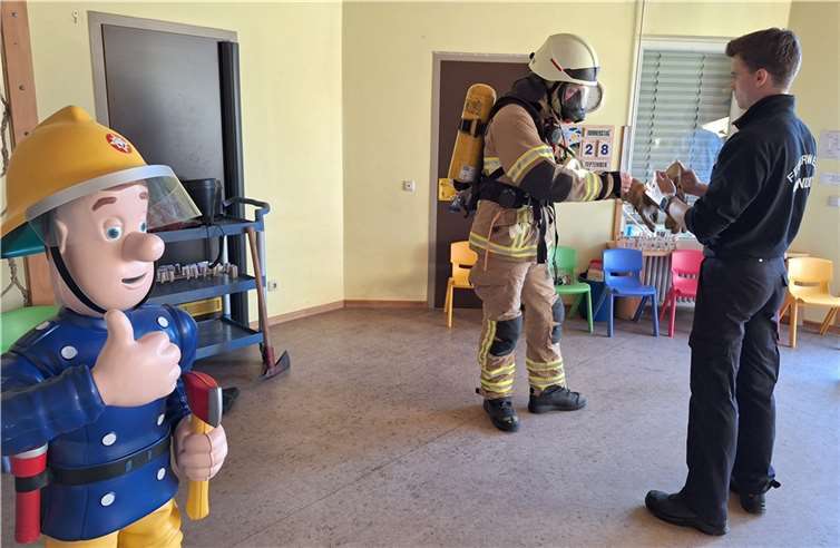 Die Feuerwehr Mendig stellte bei ihrem Besuch die Ausrüstung vor.