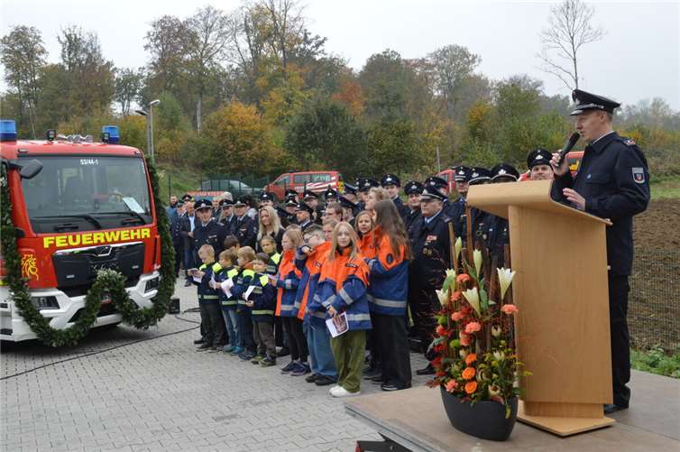 Die Feuerwehr Niederelbert mit ihrem Wehrführer Simon Brömel ist stolz: Neben einem neuen Feuerwehrgerätehaus freut sie sich auch über ein neues Löschfahrzeug, welches sogar mit den „Elwerter Gickel“ über ein markantes Erkennungszeichen verfügt.