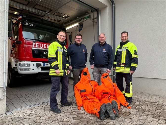 Die Feuerwehr Plaidt erhielt nun vom Förderverein der Feuerwehr zwei Übungspuppen für die realistische Unfalldarstellung. Wehrführer Dirk Schwindenhammer (l.) und stv. Wehrführer Kai Schwindenhammer (r.) freuten sich über die Spende. Jürgen Kaiser (2.v.r.) und Lukas Bonn (2.v.l.) übergaben die Puppen. Foto: Leoni Buthe/ Feuerwehr Plaidt