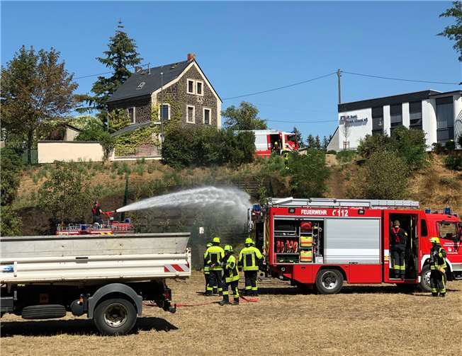 Die Feuerwehr Plaidt rückte aus, um den Weinberg des Plaidt Geschichtsvereins zu löschen. Foto: privat