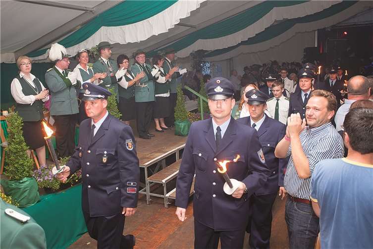 Die Feuerwehr Raubach sorgte mit ihren Fackeln für den stimmungsvollen Rahmen bei der Krönung und beim Großen Zapfenstreich.
