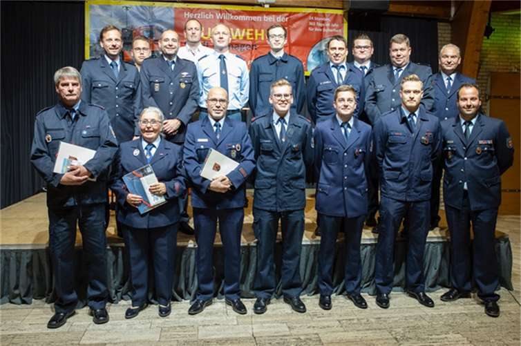 Die Feuerwehr Remagen kann sich über ein neues Mitglied freuen und feierte seine langjährigen Mitglieder sowie die Beförderten, die durch Bürgermeister Björn Ingendahl (zweite Reihe, links) ihre Urkunden erhielten. Fotos: Anka Floßdorf