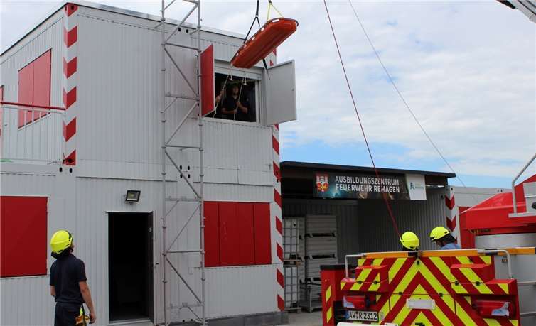Die Feuerwehr Remagen übte die Menschenrettung min schwer erreichbaren Höhen. Fotos: privat