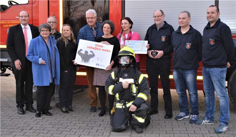 Die Feuerwehr Remagen, um Einheitsführer Dirk Henkel und den Vorsitzenden des Fördervereins Eduard Krahe, freut sich über die neuen Beweglosmelder, die vom Lions Club, der KSK und der Voba, gesponsert wurden. Foto: -AB-