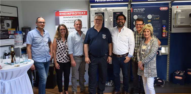 Die Feuerwehr Rheinbach freute sich über die großzügige Spende: (v.li.) Peter Henkes ,Inhaber Gisela und Uwe Kesch, StBI Laurenz Kreuser, Oliver Wolf, Gerhard Brand und Ruth Gelbe.Fotos: EICH