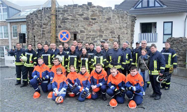 Die Feuerwehr Rheinbach nach getaner Arbeit mit Nora Sauer (Dritte von rechts).EICH