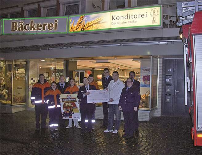 Die Feuerwehr Sinzig freute sich mit Kreisjugendfeuerwehrwart Dirk Schorn über die Spende von Bäckermeister Frank Schmickler in Höhe von 400 Euro.A-KF