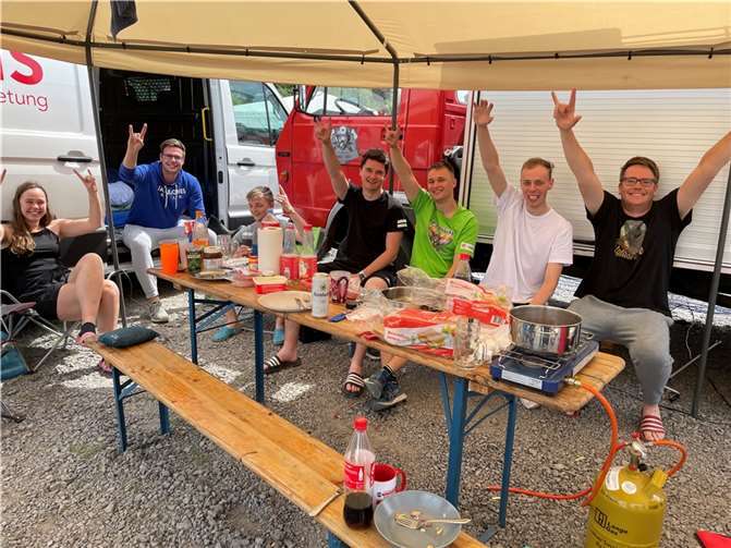 Die Feuerwehr-Truppe aus der Nähe von Paderborn hatte ihren einigen Brandlöscher dabei - gefüllt mit 50 Litern Bier. Foto: Daniel Robbel