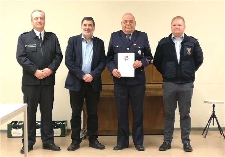 Die Feuerwehr Wolken verabschiedeteThomas Müller in die Altersabteilung.Quelle: Feuerwehr Wolken