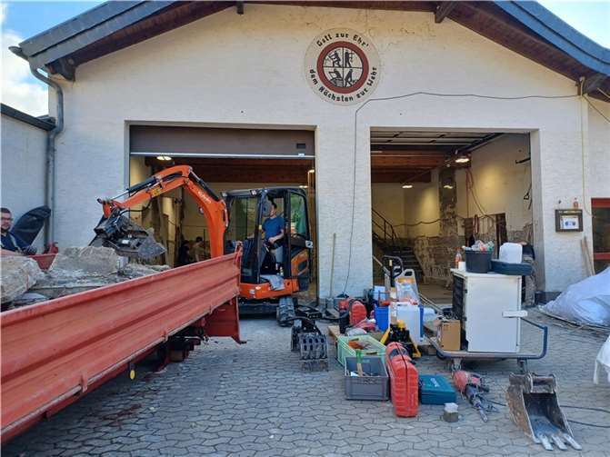 Die Feuerwehr aus Dieburg unterstützt Dernauer Wehr großartig.Foto: WITE