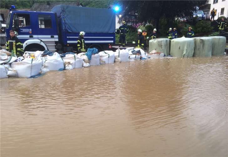 Die Feuerwehr baute einen Wall aus Sandsäcken.Feuerwehr Verbandsgemeinde Adenau