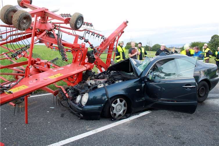 Die Feuerwehr befreite den Fahrer mit einer Rettungsschere aus seinem Wagen.                                                - Foto: Polizei -