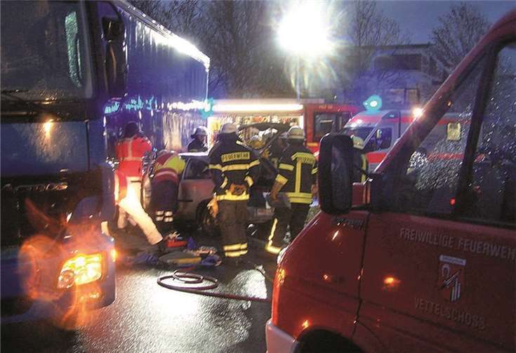 Die Feuerwehr bei Nacht in Aktion in Windhagen.