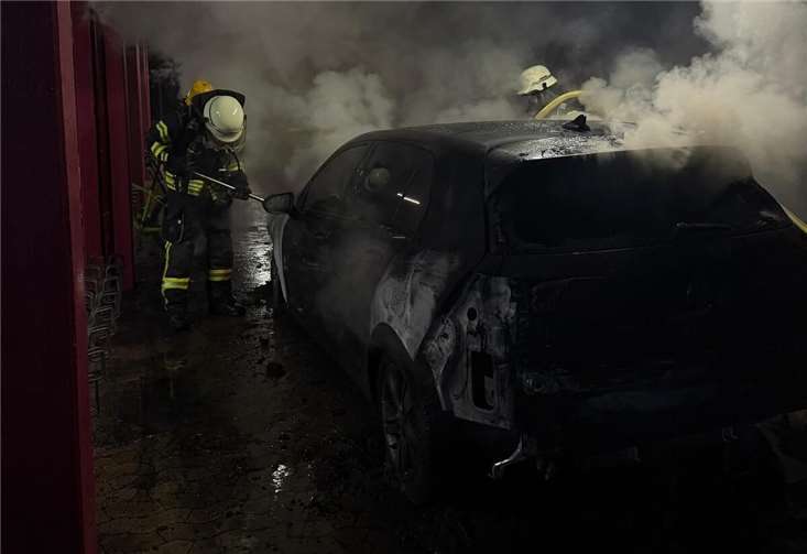 Sinzig: Auto stand in Flammen Die Feuerwehr bei den Löscharbeiten. Foto: Freiwillige Feuerwehr Sinzig