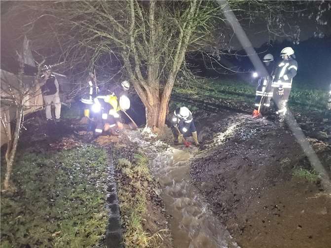 Die Feuerwehr bei ihrem Einsatz am Entwässerungsgraben in Quirnbach.  Foto: privat