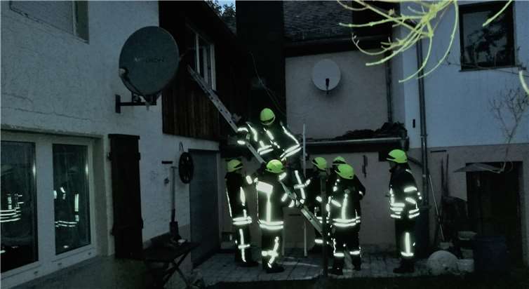 Die Feuerwehr bei ihrer Übung am Gemeindebüro. P. Kreber