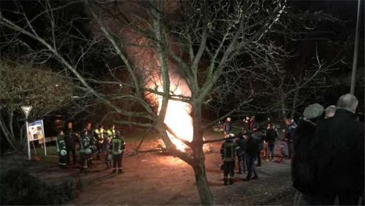 Die Feuerwehr beim Bewachen des Feuers.