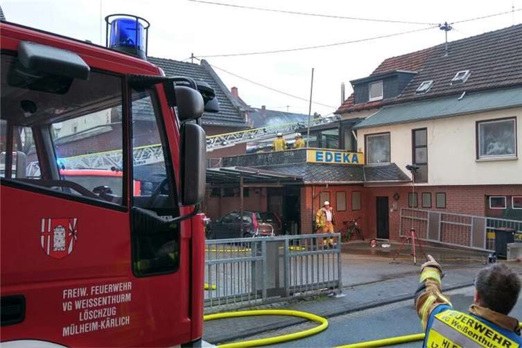 Die Feuerwehr der Verbandsgemeinde Weissenthurm rückte mit einer Drehleiter an.