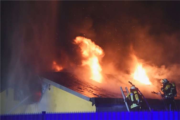 Die Feuerwehr gab ihr Bestes, um den Brand unter Kontrolle zu bekommen.