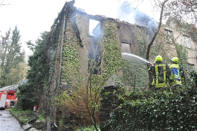 Die Feuerwehr hat den Dachgiebel der bewohnten Mühle abgetragen, da dieser einzustürzen drohte.