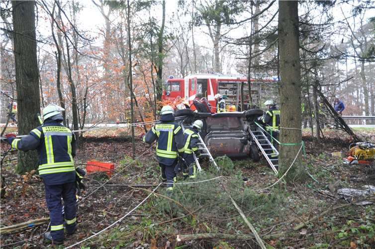 Die Feuerwehr hatte alle Hände voll zu tun, das Fahrzeug zu sichern, damit es während der Bergung nicht kippen konnte.
