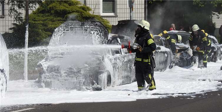 Die Feuerwehr hatte alle Hände voll zu tun, um die vier brennenden Fahrzeuge zu löschen. Fotos: wamfo.de
