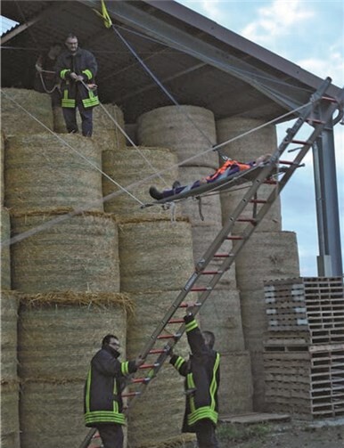 Die Feuerwehr hatte eine schwere Aufgabe zu bewältigen. Es galt, eine Person beim Rundballen-Lager zu bergen.