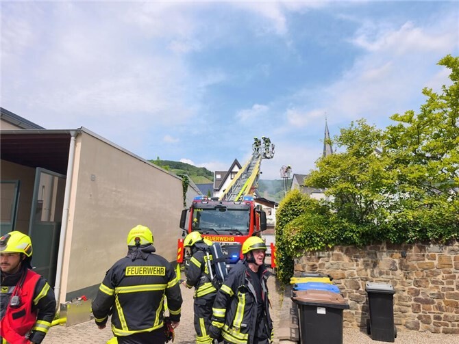 Die Feuerwehr im Einsatz beim Dachstuhlbrand in Ahrweiler.