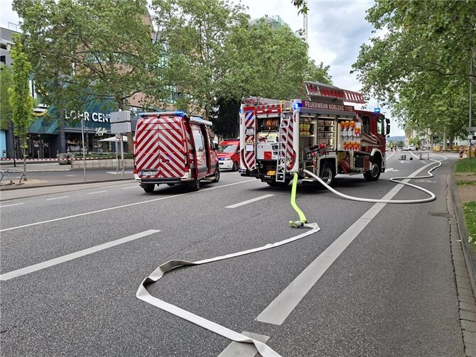 Die Feuerwehr ist im Einsatz und sperrt gemeinsam mit der Polizei das betroffene Gebiet.
