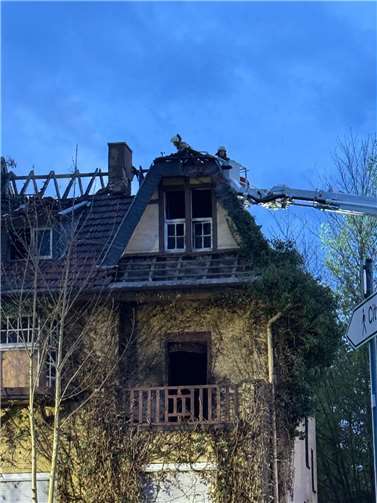 Die Feuerwehr ist mit Drehleiter vor Ort. Foto: Philipp Thormann