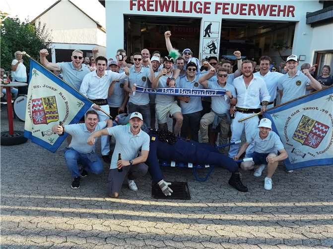 Die Feuerwehr ist traditionell Station beim Trinkzug der gut gelaunten Junggesellen.  Foto: BL