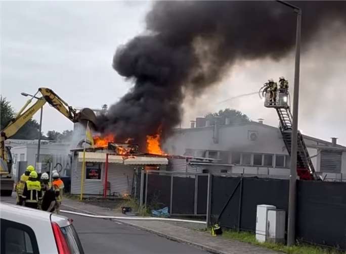 Die Feuerwehr konnte ein Übergreifen des Feuers auf angrenzende Gebäude verhinden.  Foto: VG Mendig