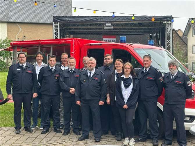 Die Feuerwehr konnte sich über das neue Auto freuen.